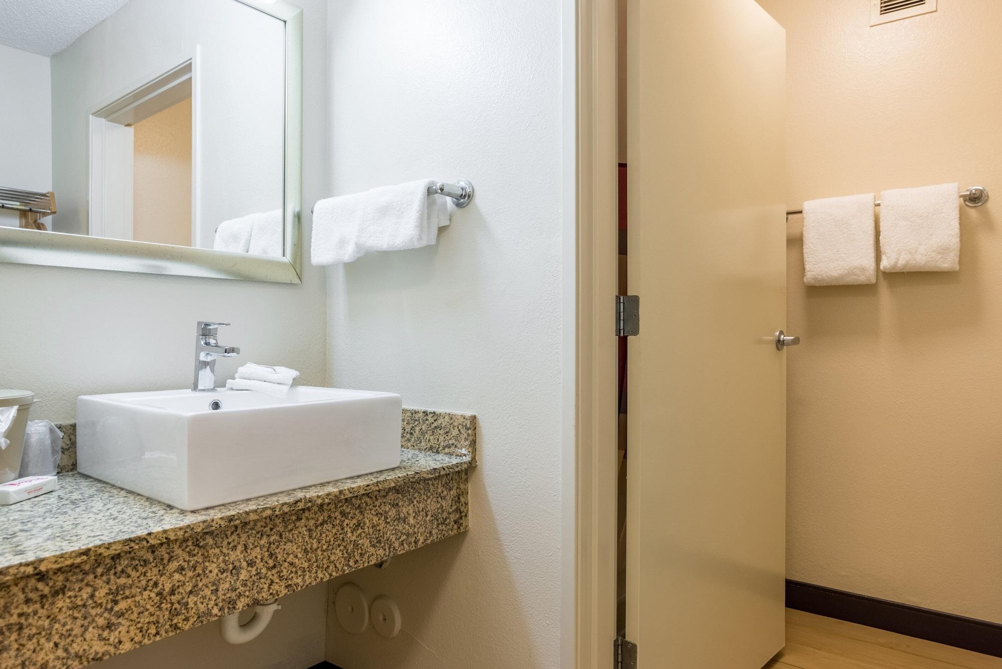 Red Roof Inn Phoenix North - I-17 At Bell Rd Экстерьер фото