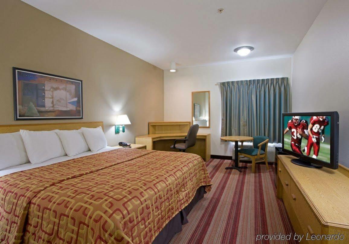 Red Roof Inn Phoenix North - I-17 At Bell Rd Экстерьер фото